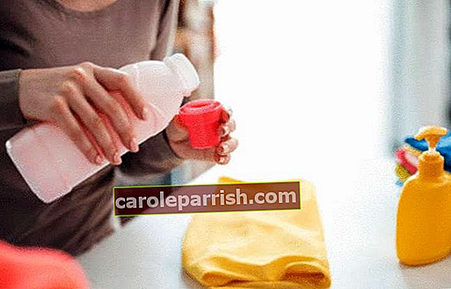 Eine Frau zeigt ihre Technik, um einen Pfirsichfleck zu entfernen