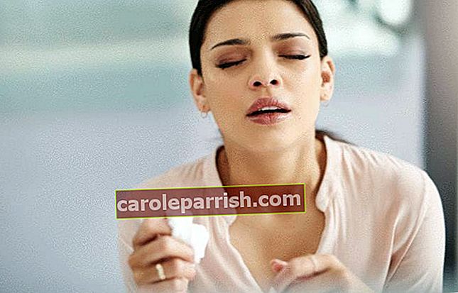 Frau mit Hausstaubmilbenallergie niest