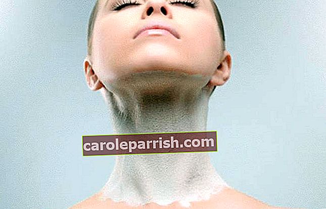 Eine Frau hat ihren Hals mit weißem Ton bedeckt, um sie schön zu heilen
