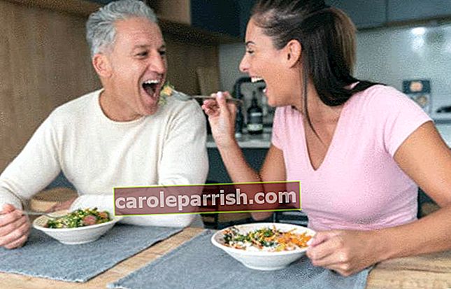 Um Gewicht zu verlieren, bietet eine Frau ihrem Mann eine Gabel Gemüse an