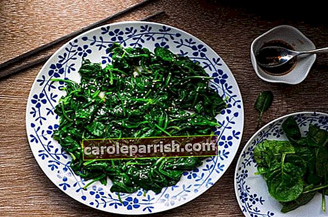 grüner Salat, gekocht in einem weiß-blau-blühenden Teller