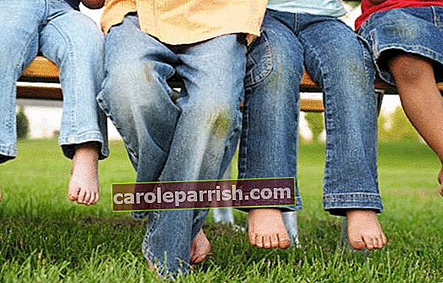 Kinder mit grasbefleckten Jeans