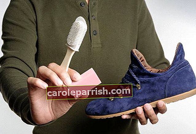 pulire una macchia sulla scarpa scamosciata