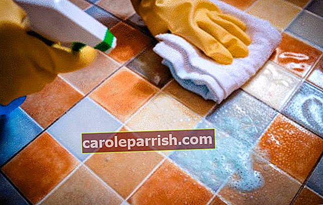 pulire le piastrelle del pavimento