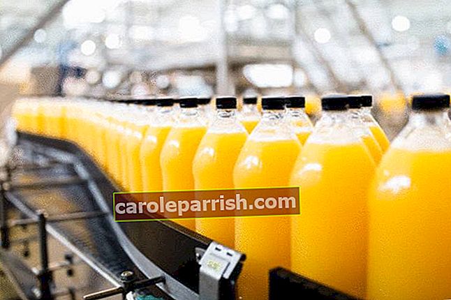 Linie-von-Orangensaft-Flaschen-in-einer-Fabrik