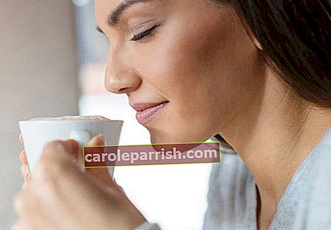 seorang wanita minum kopi untuk mengurangkan berat badan