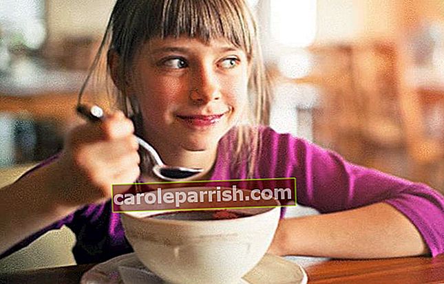 seorang gadis kecil mencicipi borscht