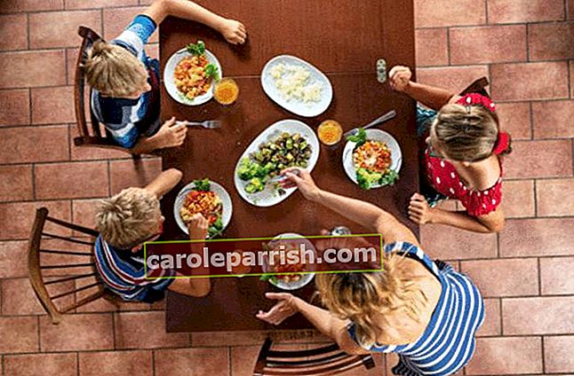 テラコッタの床に、汚れる家族のテーブル