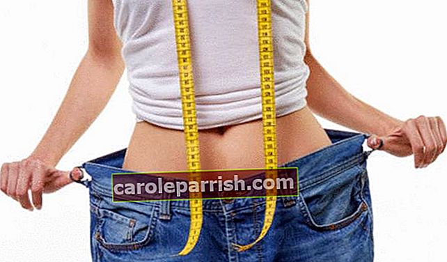 junge Frau schwebt in ihrer Jeans, nachdem sie die kalorienarme Diät befolgt hat