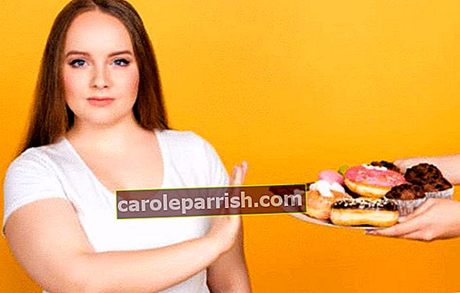Auf Diät lehnt eine junge Frau Kuchen ab