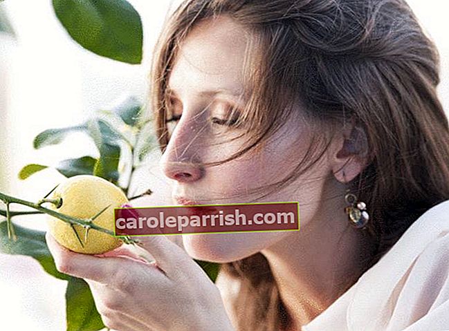 una donna respira il profumo di un limone
