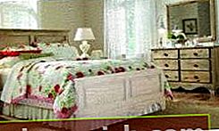 una camera da letto in stile country